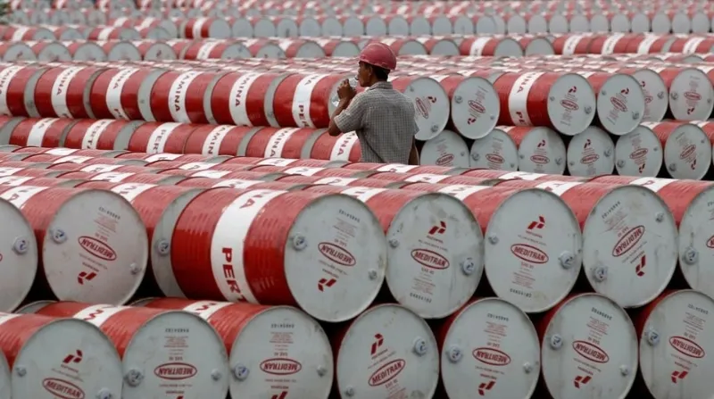 Theo Rystad Energy, cuộc xung đột li&ecirc;n quan đến Iran đ&atilde; khiến khoảng 1 tỷ th&ugrave;ng dầu th&ocirc; bị r&uacute;t khỏi thị trường to&agrave;n cầu trong ba th&aacute;ng qua